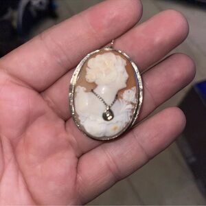 Elegant Cameo Pendant Necklace - Brown and White